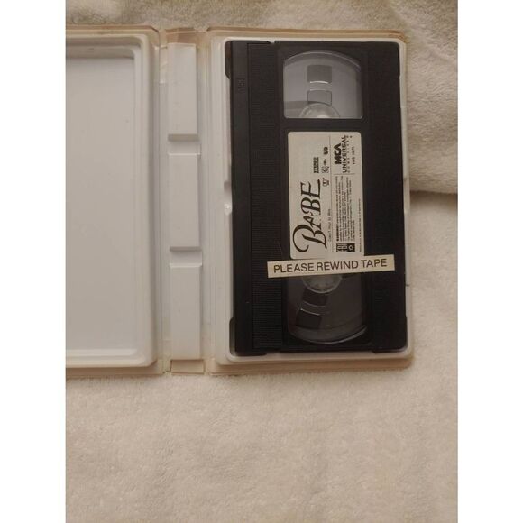 Universal Studios BABE (VHS, 1995) - Picture 7 of 8